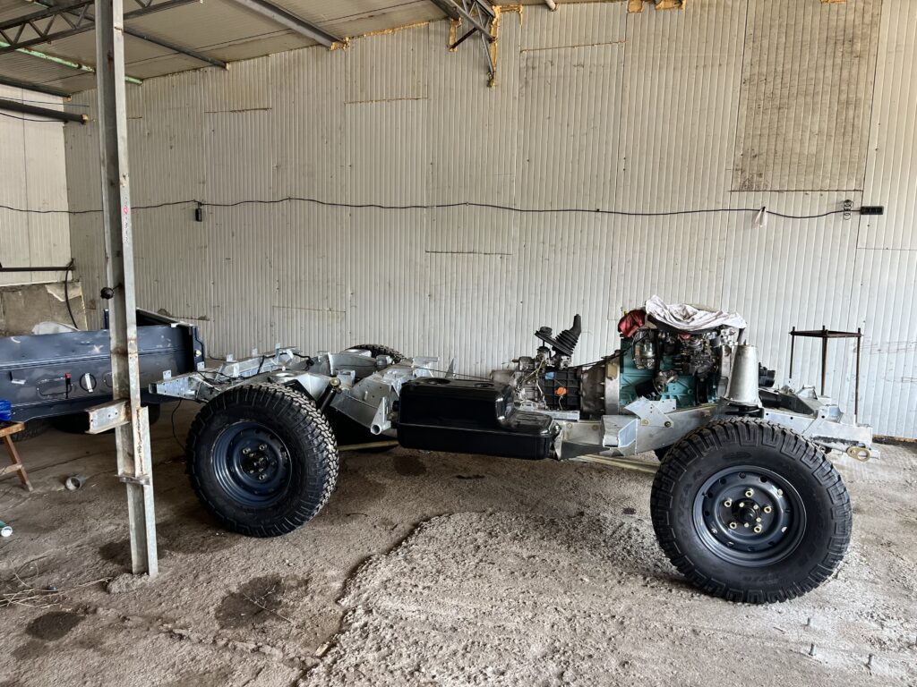The Ninety as a rolling chassis: galvanized frame, rebuilt axles, engine fitted and colour-matched wheels